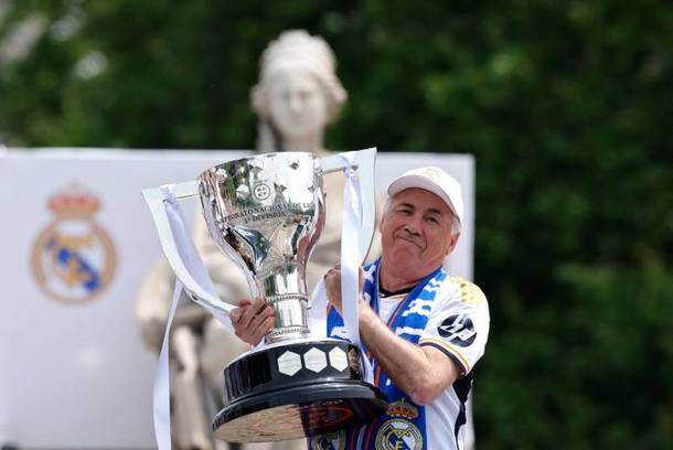 Ancelotti levanta el trofeo de LaLiga con el Real Madrid (AFP)