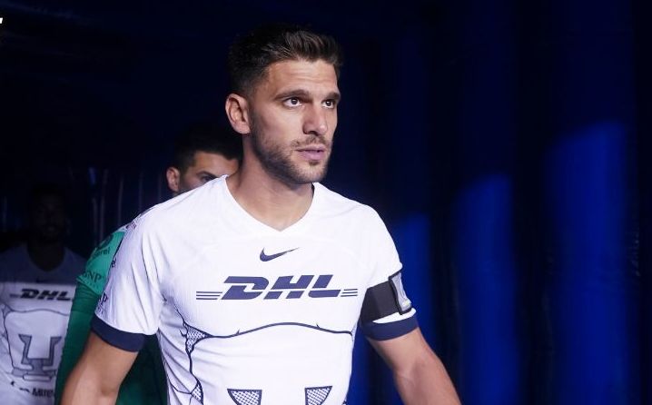 Lisandro Magallán como capitán en el duelo ante Cruz Azul (Imago7)
