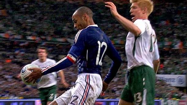 Mano de Henry contra Irlanda en las eliminatorias (Captura)