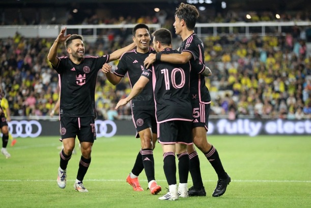 Messi es felicitado por sus compañeros (Reuters)