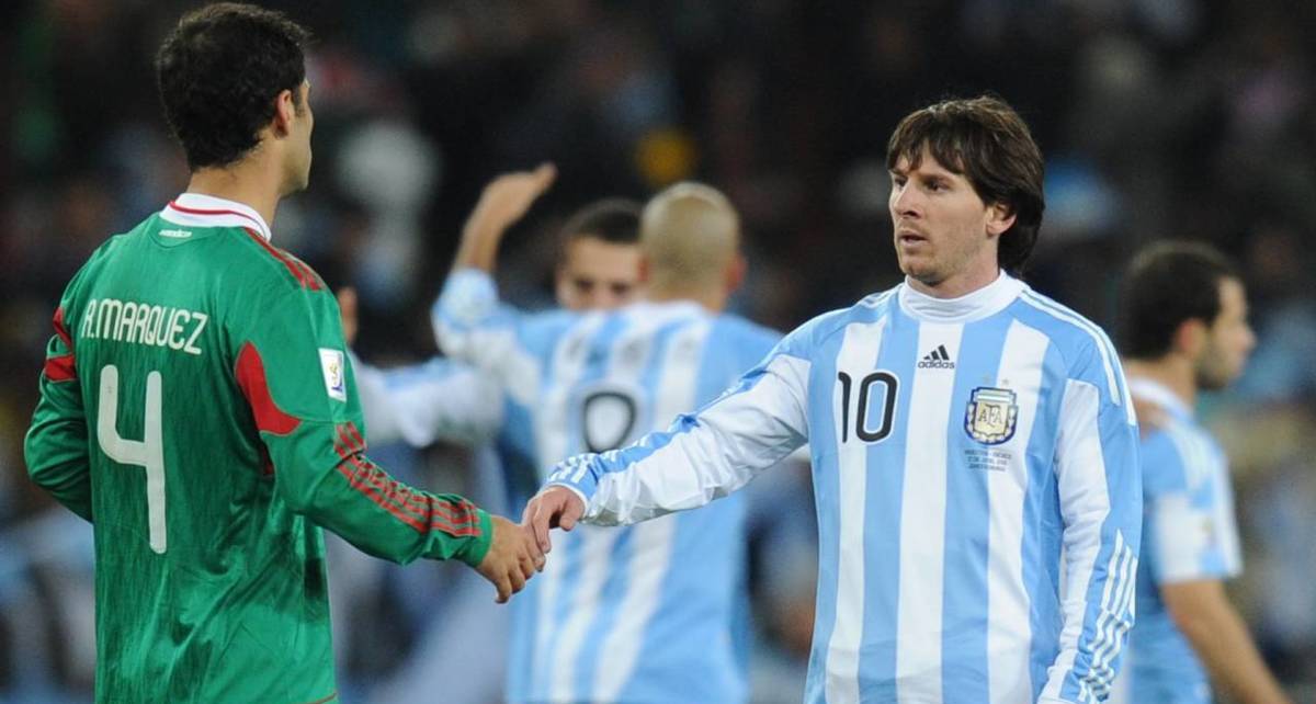 Messi y Rafa Márquez en el Argentina vs. México de Sudáfrica 2010 (AFP)