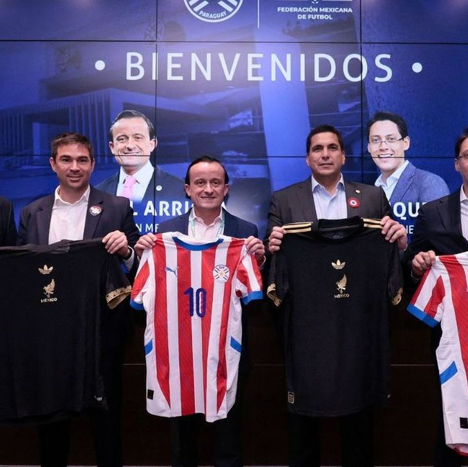 Directivos de México y Paraguay tras la reunión (AFP)