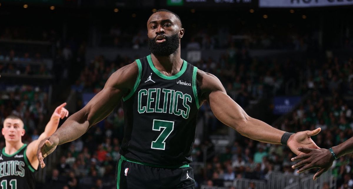 Jaylen Brown sacó la casta por los Celtics (AFP)