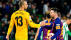 Messi y Pau López tuvieron una fuerte rivalidad en España. (Foto: EFE)