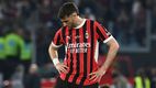 Santi Gimenez, cabozbajo tras perder la Final de Copa Italia con Milan (AFP)