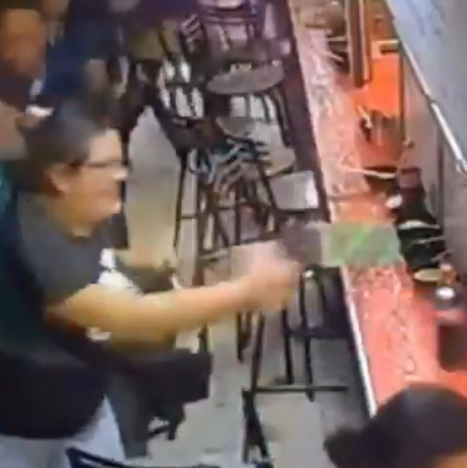 Después de una explosión, una mujer regresó por su refresco.