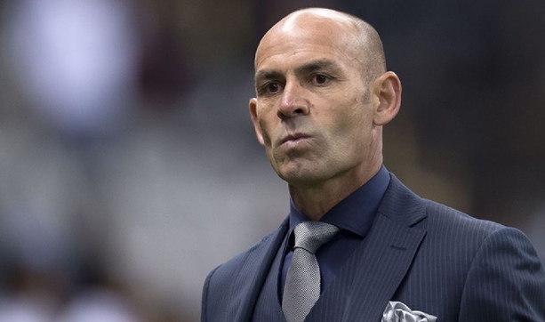 Jémez no estuvo de acuerdo con una marcación. (foto: Mexsport)