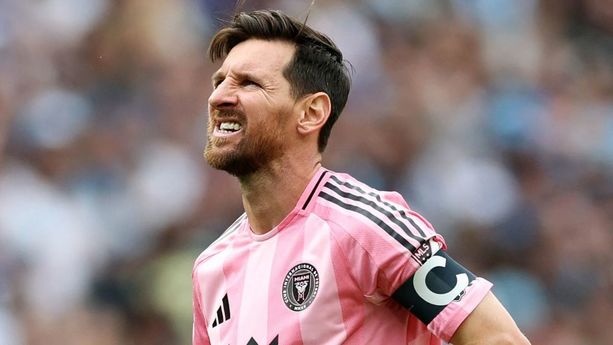 Messi sufre en el juego ante Minnesota United (AFP)