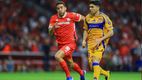 Nico Ibáñez conduce el balón ante Toluca (Mexsport)