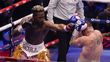William Scull intenta golpear al Canelo Álvarez (AFP)
