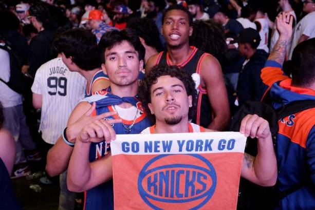 Aficionados de los New York Knicks celebran afuera del Madison Square Garden (AFP)