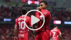 Alexis Vega besa el escudo del Toluca (Imago7)