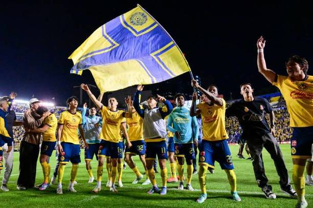 Jugadores del América festejan con su afición (Imago7)