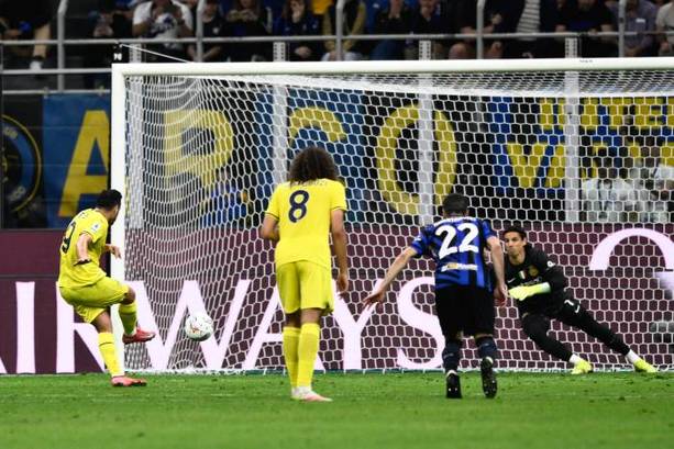 Pedro cobra el penal para el empate de Lazio (AFP)