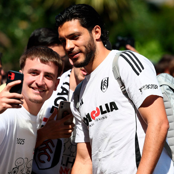 Raúl Jiménez permanecerá en el Fulham de la Premier League. (Foto: Reuters)