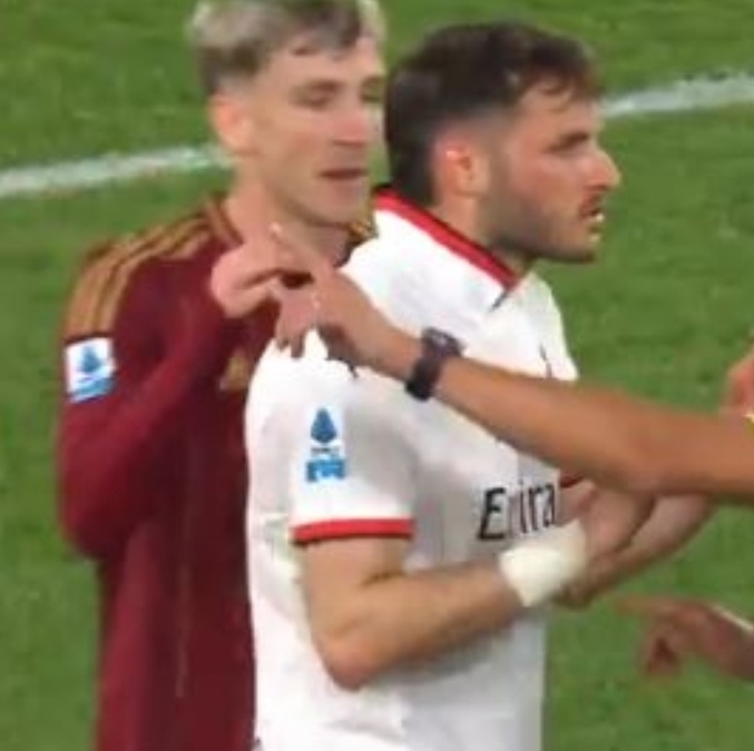 Santiago Gimenez fue expulsado en el duelo ante la Roma (Captura X)