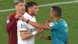 Santiago Gimenez fue expulsado en el duelo ante la Roma (Captura X)