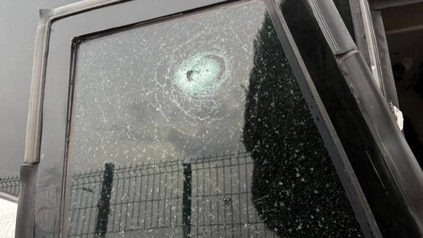 Vidrio del camión de prensa de la Kings League quedo destrozado