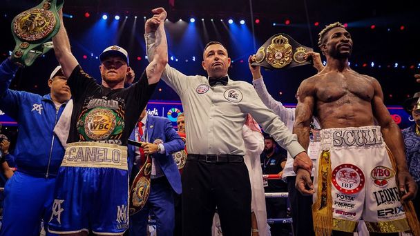 Canelo, al momento de la decisión contra Scull (@turki_alalshikh)