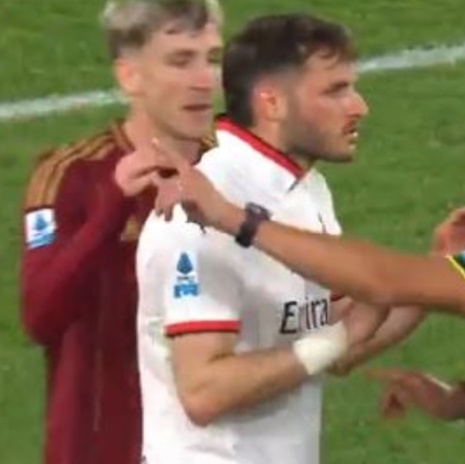 Santiago Gimenez fue expulsado en el duelo ante la Roma (Captura X)