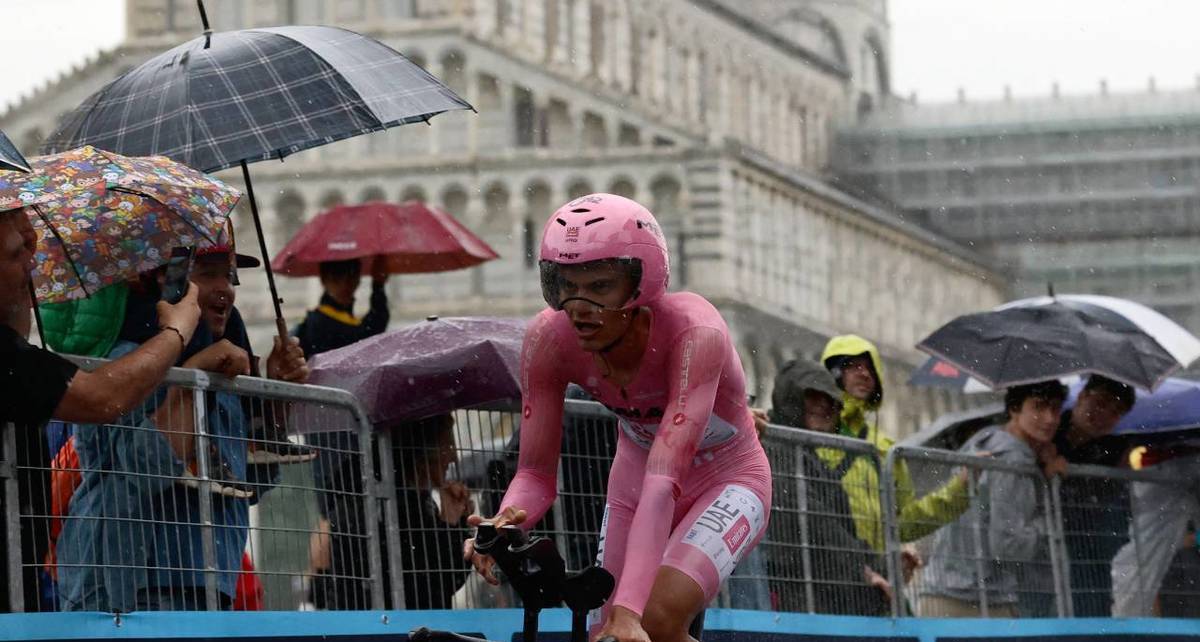 Isaac del Toro porta la 'maglia rosa' en la etapa 10 (AFP)
