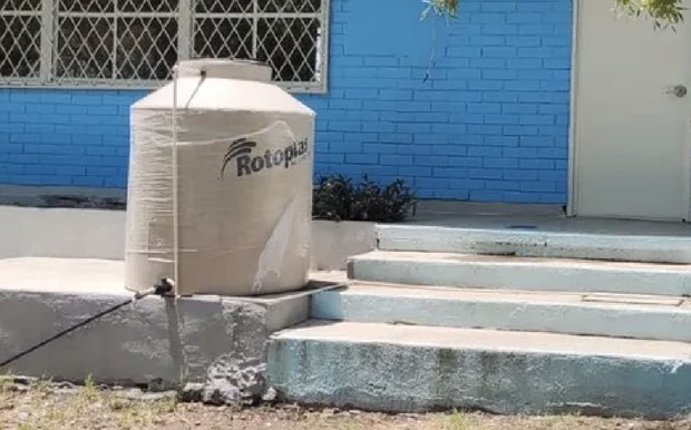 El tinaco no pudo ser robado porque llegó el agua. (Foto: Telediario)