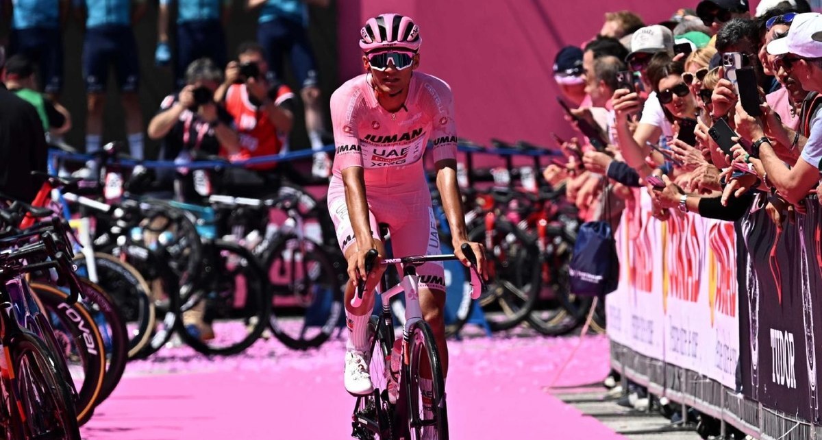 Isaac del Toro logró mantener el 'maglia rosa' en el Giro de Italia (EFE)