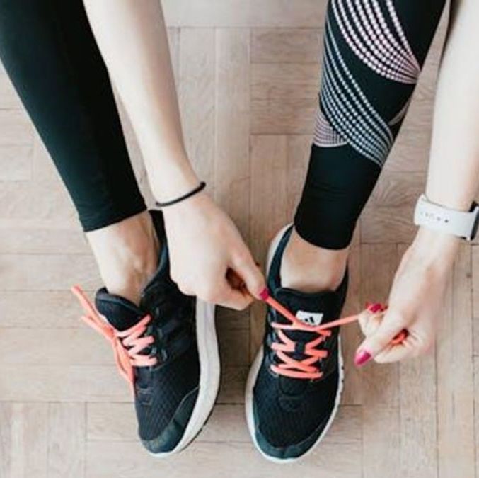 Toma la mejor decisión al elegir tus tenis. (Foto:Pexels)