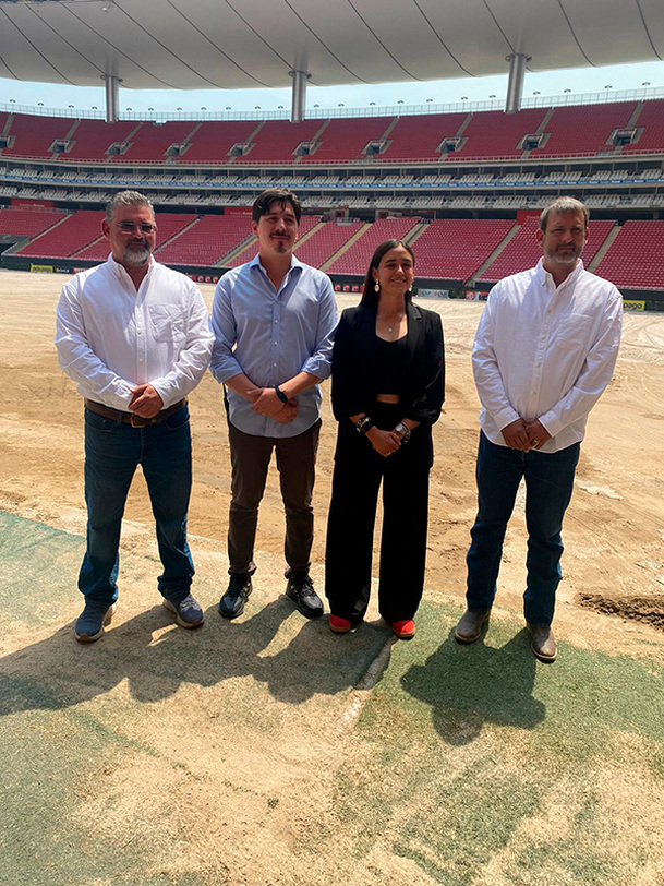 Autoridades del Estadio Guadalajara detallaron las mejoras del césped. (Foto: Carlos Meza)