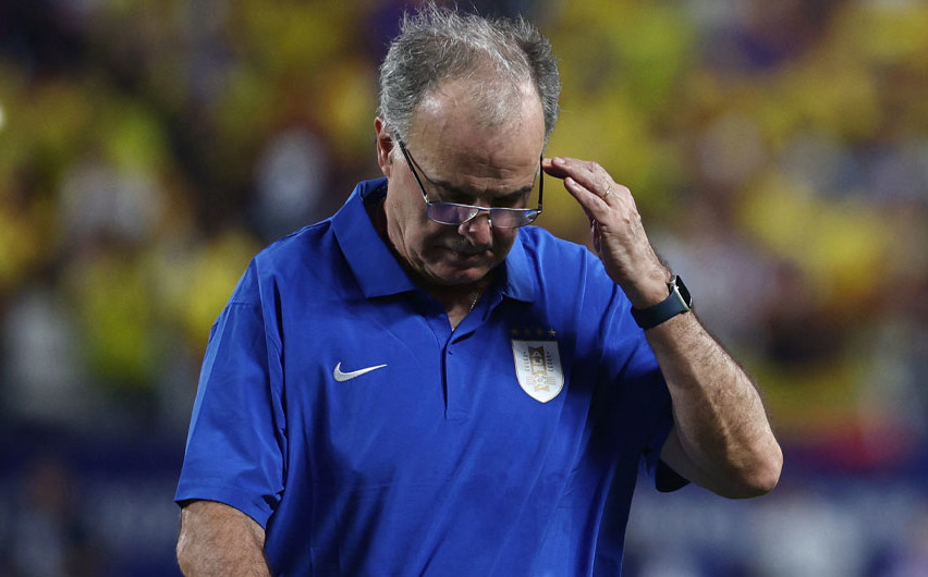 Marcelo Bielsa no vio la pelea de sus jugadores con aficionados. (Foto: AFP)