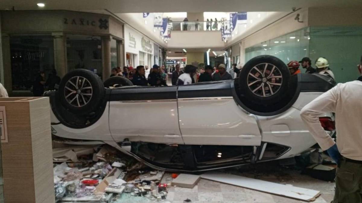Mujer cae desde tercer piso en plaza de CDMX ¿Qué ocurrió?