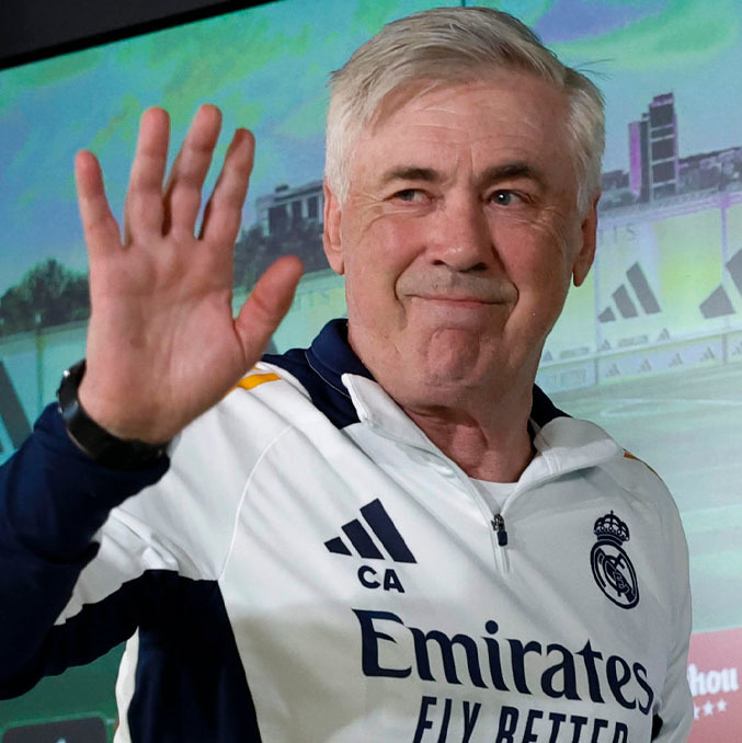 Carlo Ancelotti le fio la 'bienvenida' a Xabi Alonso. (Foto: AFP)