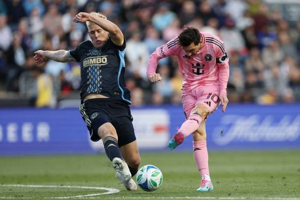 Messi intenta un disparo ante Philadelphia Union (AFP)