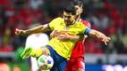 Henry Martín es sujetado en la Final ante Toluca (Mexsport)