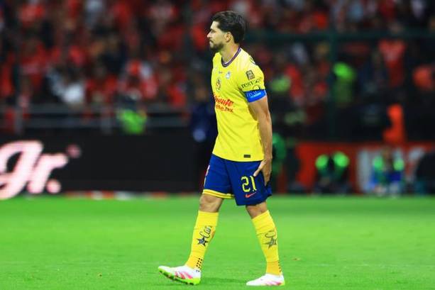Henry Martín se toca el muslo al salir del campo (Mexsport)
