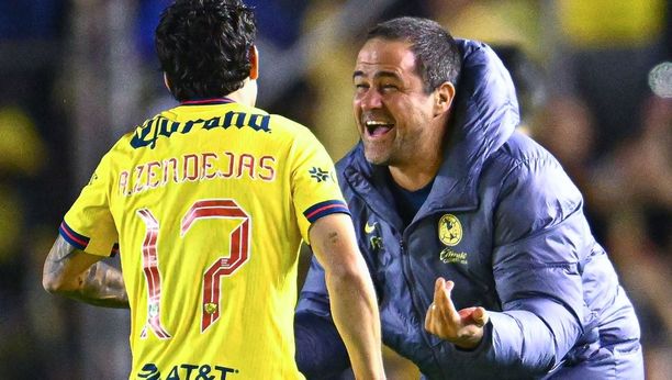 Jardine estaba feliz como niño abrazando a todos. (Foto: Mexsport)