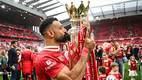 Mohamed Salah besa el trofeo de la Premier League (Reuters)