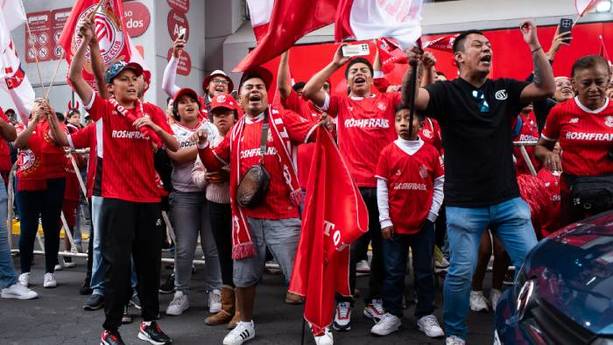 Seguidores de Toluca en las afueras del Nemesio Diez (Imago7)