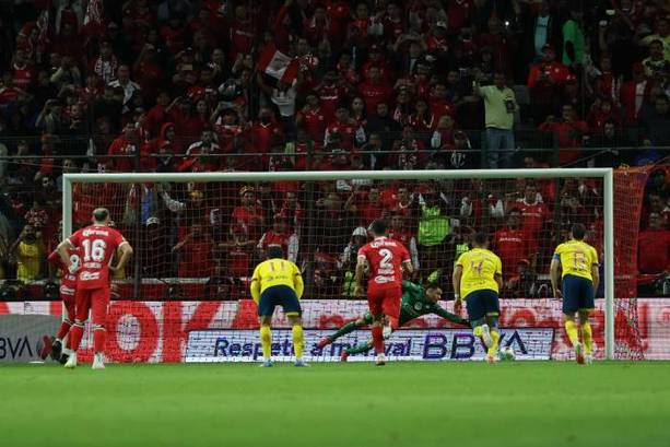 Alexis Vega cobra el penal para el segundo gol de Toluca en la Final (Imago7)