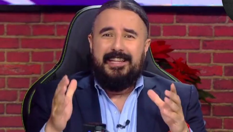 La cuenta de Álvaro Morales publicó en contra de aficionados de varios equipos y de Messi.
