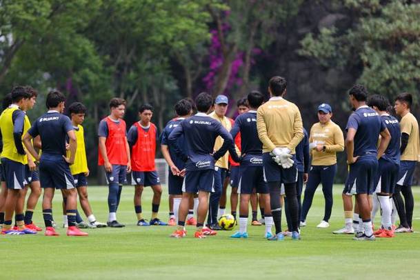 Efraín Juárez platica con los canteranos de la UNAM (@PumasMX)