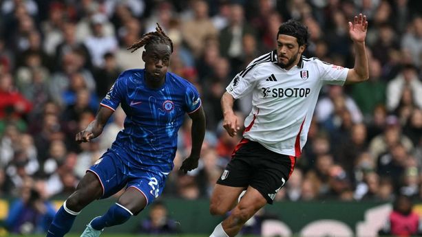 Raúl Jiménez jugó 84 minutos ante el Chelsea (AFP)