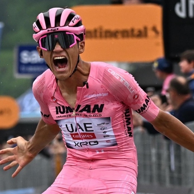 Isaac del Toro hizo historia al ganar la etapa 17 del Giro de Italia 2025 (EFE)