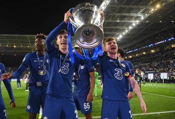 Jugadores del Chelsea levantan la Orejona en 2021 (Reuters)