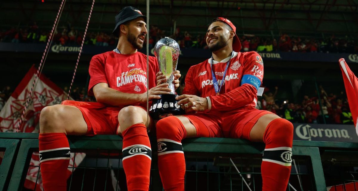 Jugadores del Toluca celebran el título de la Liga MX (Imago7)