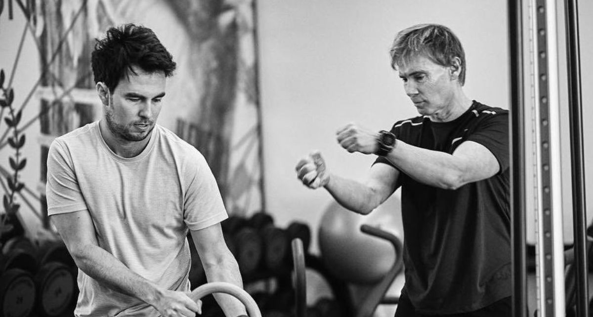 Sergio Pérez junto a Xavi Martos, su preparador físico (X: @SChecoPerez)