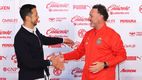 Gabriel Milito saluda a Javier Mier en su presentación con Chivas (Imago7)