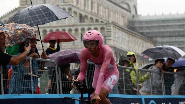 Isaac del Toro porta la 'maglia rosa' en la etapa 10 (AFP)