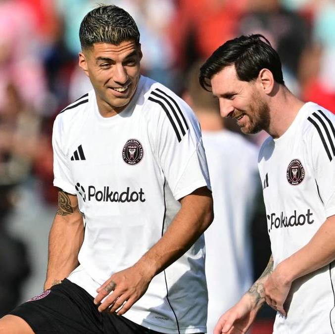 Luis Suárez y Lionel Messi ahora se unen en proyecto deportivo (AFP)
