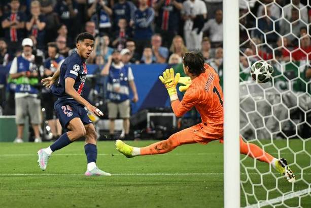 Mayulu define el último gol de PSG (AFP)